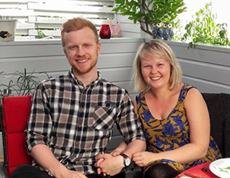 Majas kæreste, Jonas, og Maja.