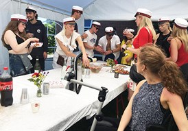 Astrid og studenter.