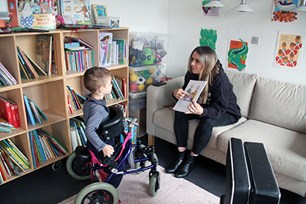 Barn og voksen i Centerbørnehaven.