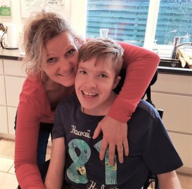 Lene Alexander og sønnen Rasmus.