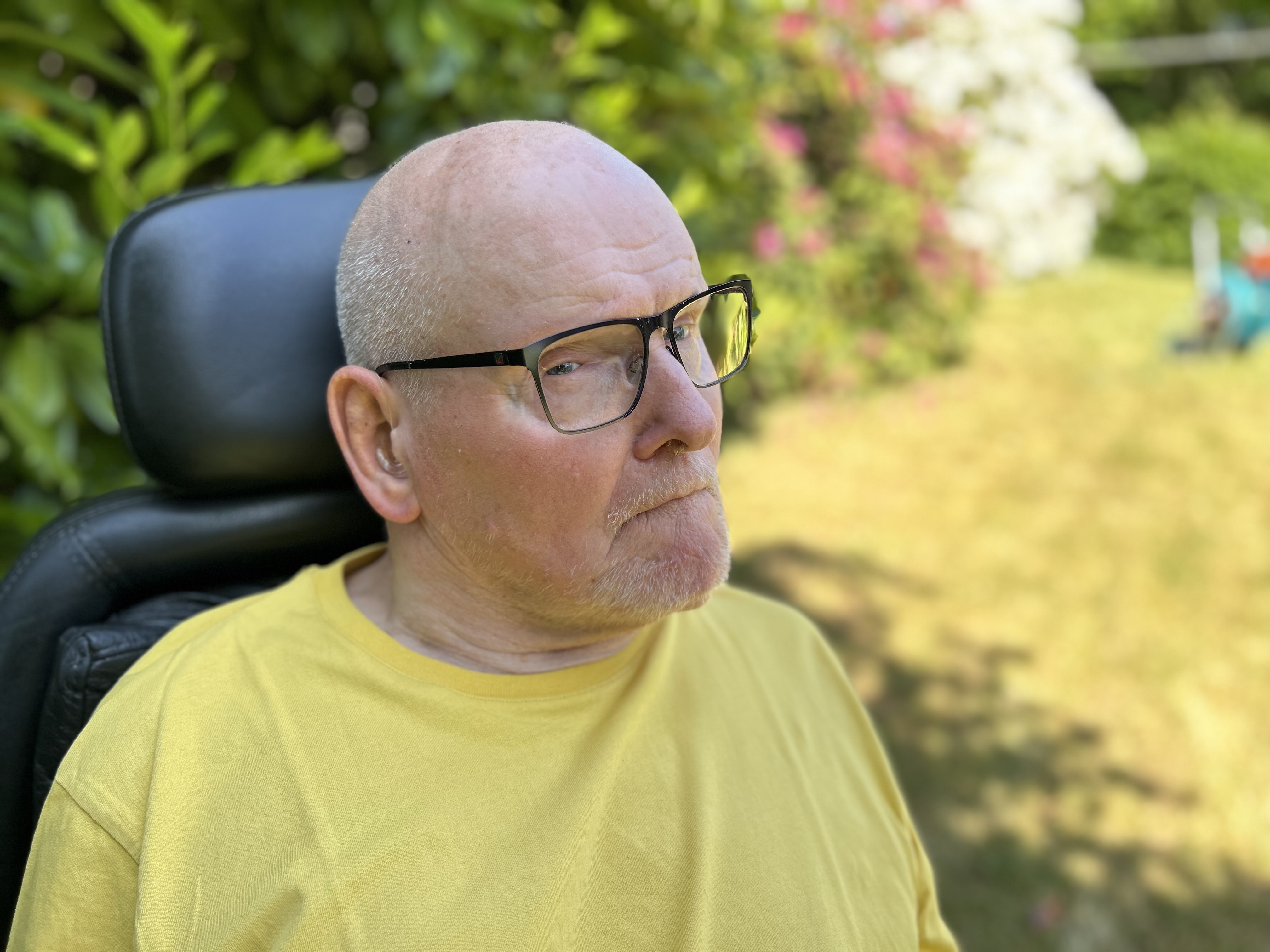 Fik bundet fødderne sammen og frataget sin medicin